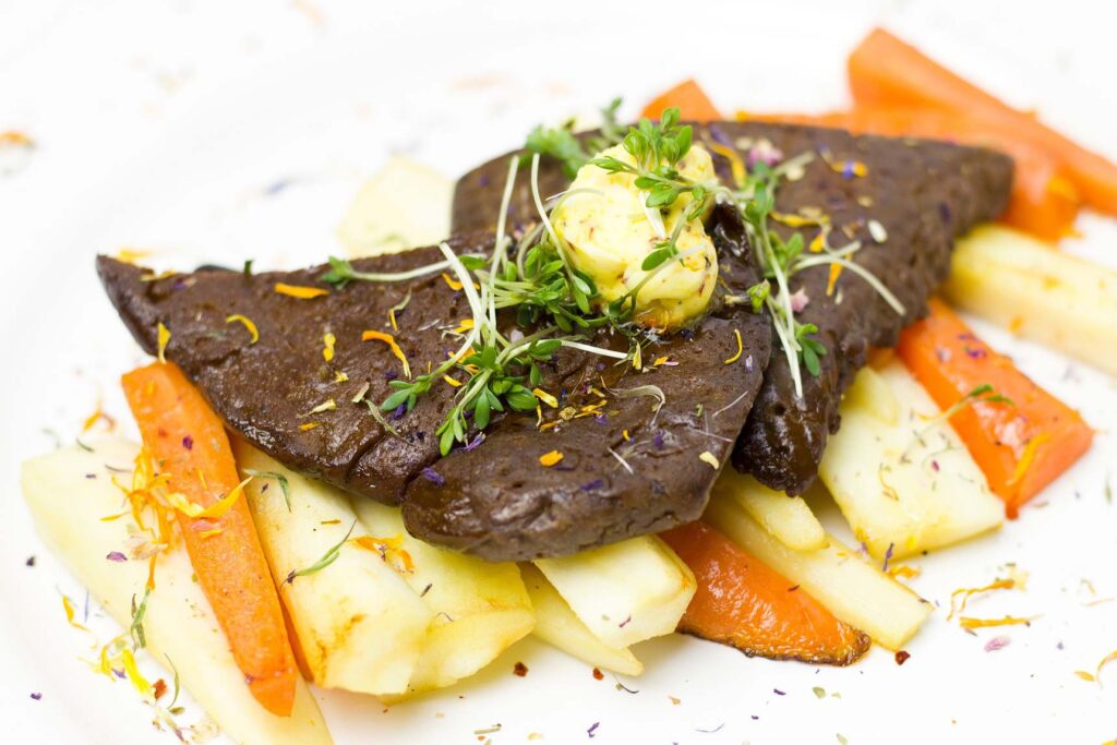 Seitan hat eine fleischähnliche Konsistenz und lässt sich in der Gastronomie gut als Fleischersatz verarbeiten.