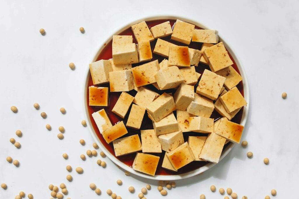 Tofu liefert viele gesunde Proteine und Eiweiß. Damit können in der Gastronomie viele vegetarische Gerichte für die Speisekarte gezaubert werden.